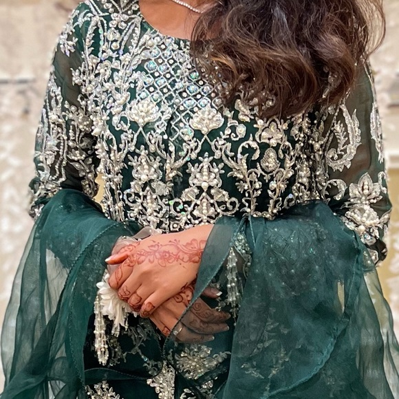 Pakistani Designer Salwar Kameez - Picture 2 of 3